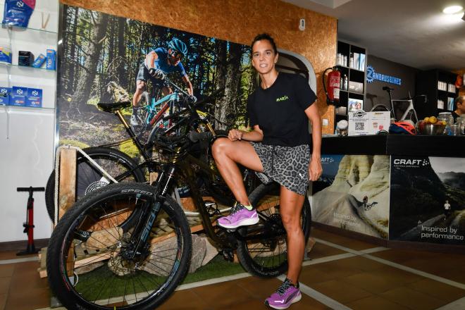 María Pujol posa con una bicicleta en su negocio 'Zambrus bikes' (Foto: Kiko Hurtado).