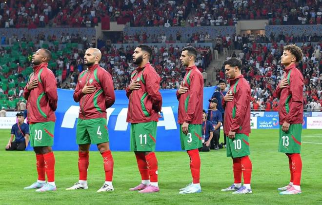 Amrabat canta el himno de Marruecos antes del partido ante Níger (Foto: ENMaroc).