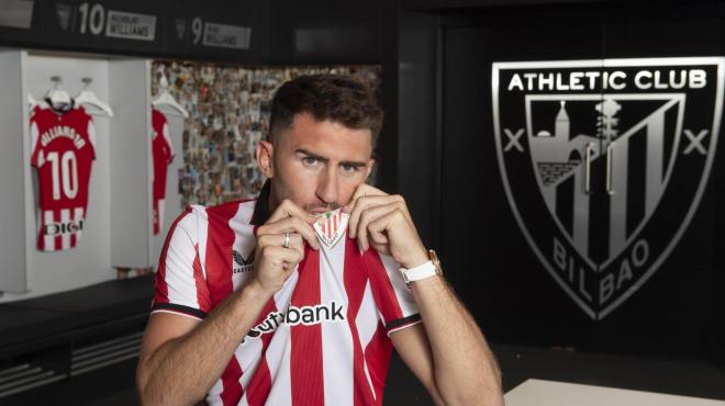 Aymeric Laporte se besa el escudo del Athletic (Foto: AC).