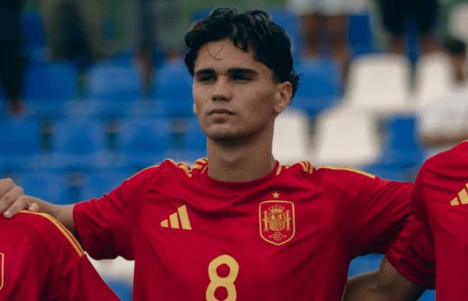 Pablo Menéndez Agudín con la sub 19. (Foto: Real Oviedo)