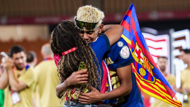 Lamine Yamal abrazando a su madre (Fuente: Cordon Press)