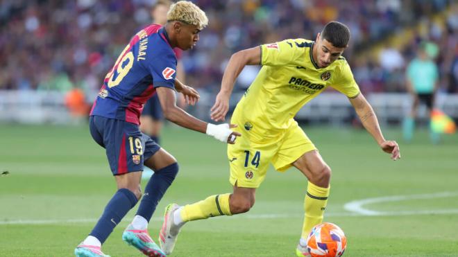 Lamine Yamal y Santi Comesaña en un partido de LALIGA (Foto: Cordon Press)