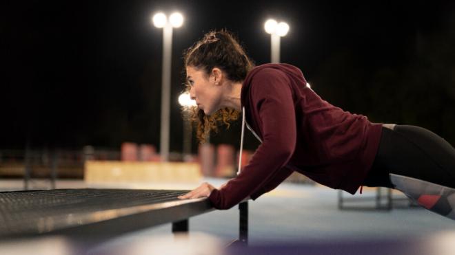 Mujer haciendo deporte al aire libre por la noche (Foto: Freepik)