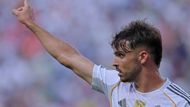 Raúl Asencio en un partido con el Real Madrid (Foto: Cordon Press)