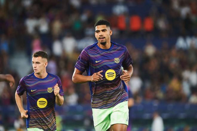 Ronald Araujo, en un partido con el Barcelona (Foto: Cordon Press).