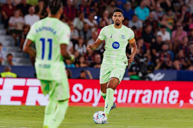 Ronald Araujo, en un partido con el Barcelona (Foto: Cordon Press).