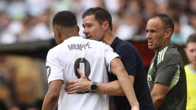 Kylian Mbappé y Xabi Alonso durante un partido del Real Madrid (Fuente: Cordon Press)
