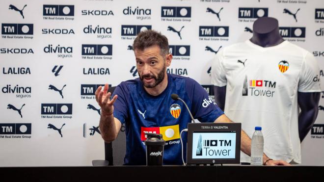 Carlos Corberán en sala de prensa habló del mercado de fichajes (Foto: Valencia CF)