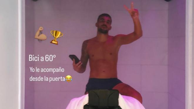 Dani Ceballos haciendo bicicleta estática en una sauna (Foto: @lunaserrat)