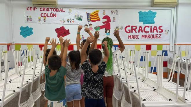 El CEIP Cristóbal Colón, agradeciendo las ayudas de Marc Márquez