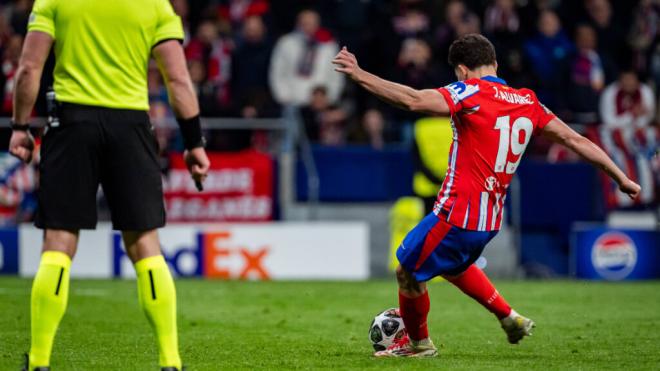 El penalti de Julián Álvarez en la Champions League 2024/25 (Cordon Press)