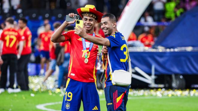 Lamine Yamal y su padre tras ganar la Eurocopa con España (Cordon Press)