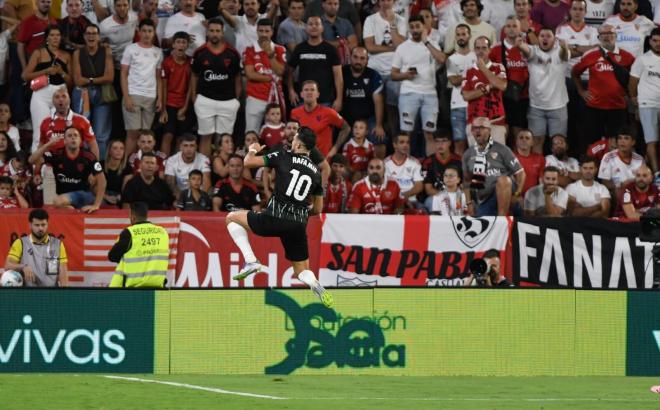 Rafa Mir celebra su gol al Sevilla (Foto: Kiko Hurtado).