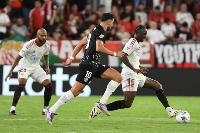 Nianzou y Marcao, en el Sevilla-Elche (Foto: Kiko Hurtado).
