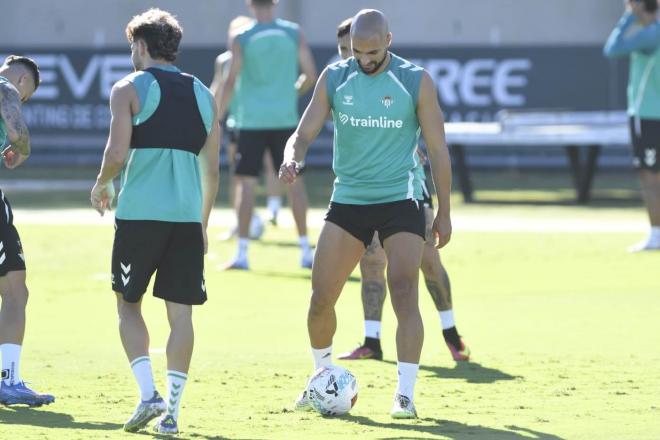Sofyan Amrabat, en su primer entrenamiento con el Betis (Foto: Kiko Hurtado)