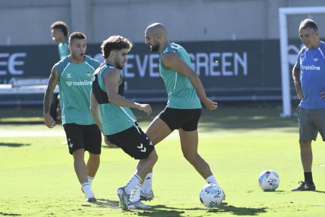 Sofyan Amrabat, en su primer entrenamiento con el Betis (Foto: Kiko Hurtado)