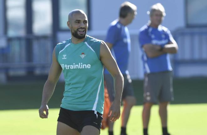 Sofyan Amrabat, en su primer entrenamiento con el Betis (Foto: Kiko Hurtado)