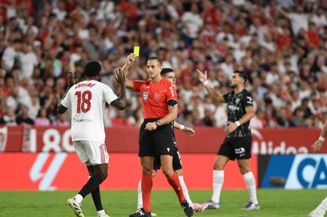 Javier Alberola Rojas amonesta a Lucien Agoumé en el Sevilla - Elche (Foto: Kiko Hurtado).