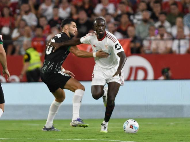 Tanguy Nianzou pugna con Rafa Mir en el Sevilla - Elche (Foto: Kiko Hurtado).