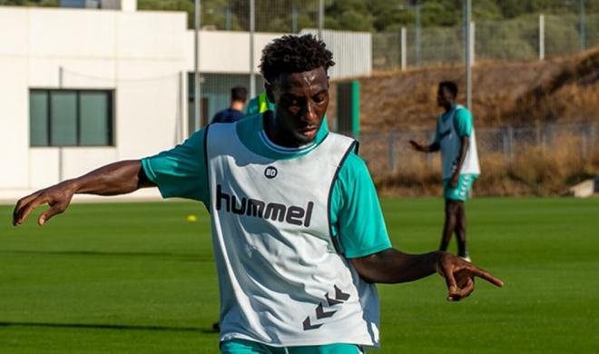 Darling Bladi, entrenando con el Betis Deportivo (Foto: RBB).