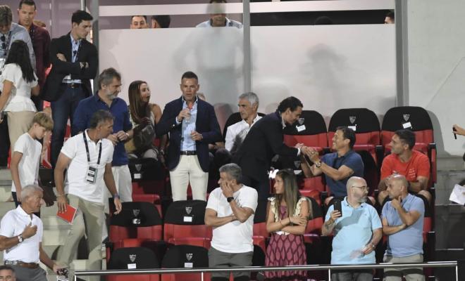 Matías Almeyda y Del Nido Carrasco se saludan en el palco del derbi chico (Foto: Kiko Hurtado).