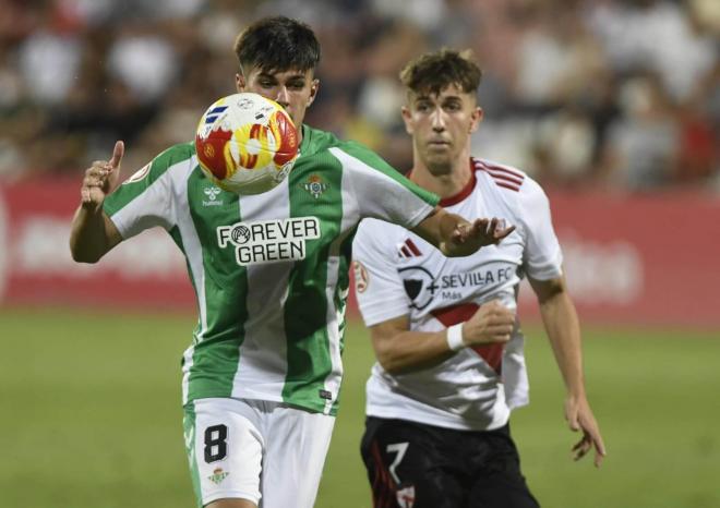 Dani Pérez y Miguel Sierra, en el derbi chico (Foto: Kiko Hurtado).
