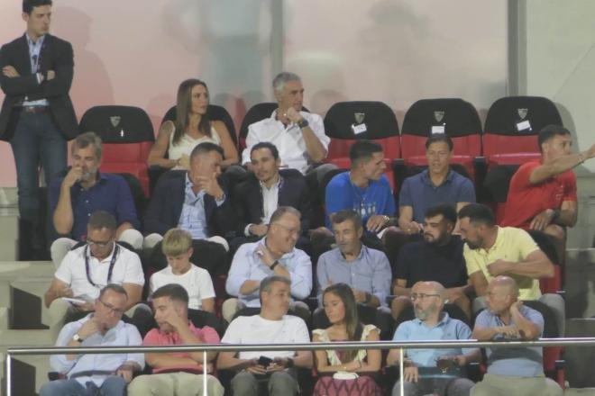 Matías Almeyda y Del Nido Carrasco presencian el derbi chico (Foto: Kiko Hurtado).