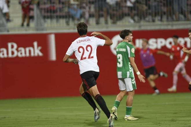 Lulo celebra su gol en el derbi chico (Foto: Kiko Hurtado).