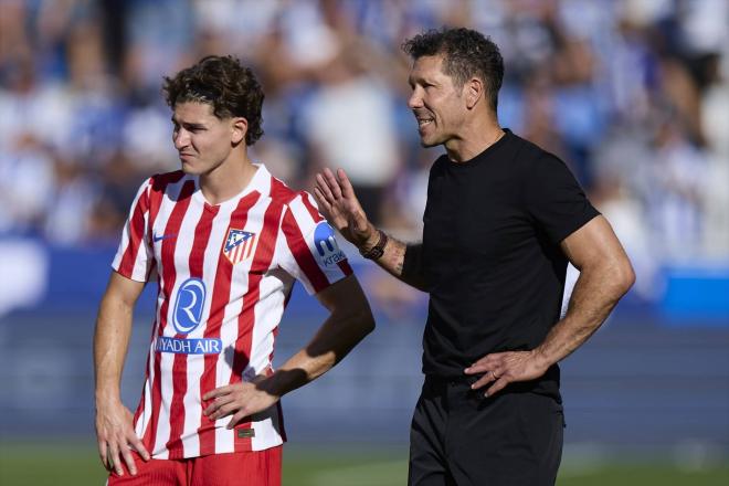 Julián Álvarez con Simeone en camiseta durante el partido contra el Alavés. (Europa Press)