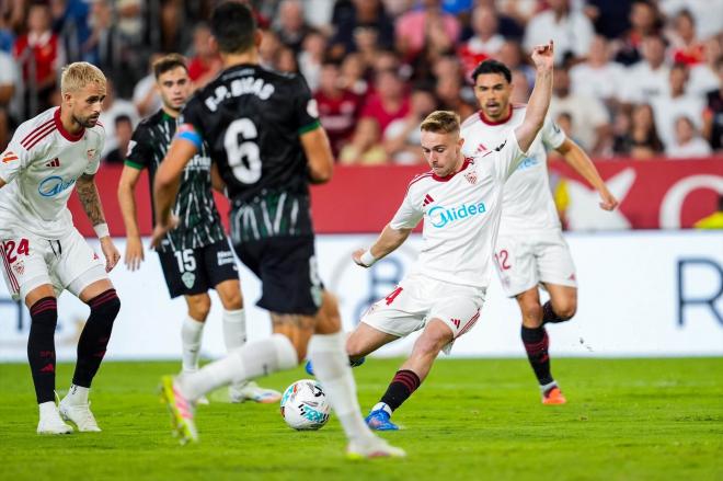 Peque dispara para hacer su gol en el Sevilla-Elche (Foto: AFP7/Europa Press).