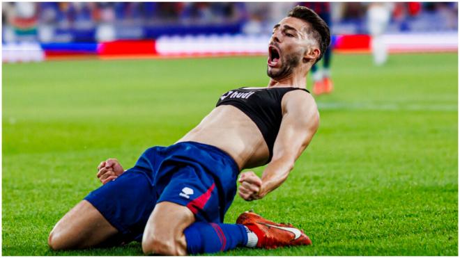 Liberto Beltrán celebrando el gol de la victoria ante el Málaga. (@SDHuesca)