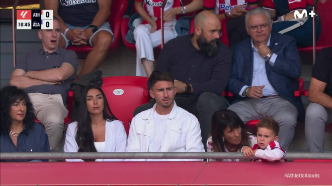 Aymeric Laporte en el palco de San Mamés ante el Alavés. (Foto: Movistar Plus)