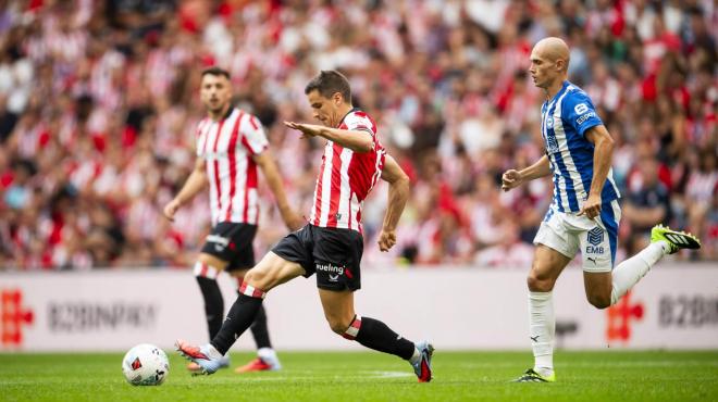 Iñigo Ruiz de Galarreta la lleva ante el Alavés en San Mamés (Foto: Athletic Club).