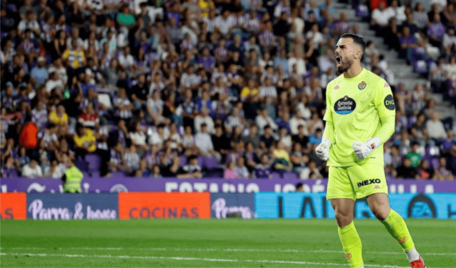 Guilherme Fernandes celebra con la afición tras detener el penalti a Embarba (Foto: LALIGA).