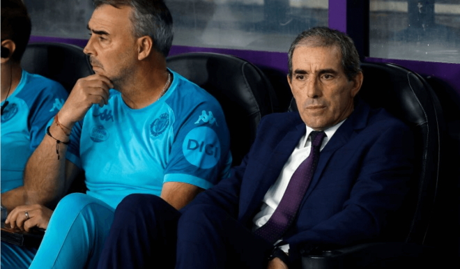 Guillermo Almada dirigiendo en el partido ante la UD Almería