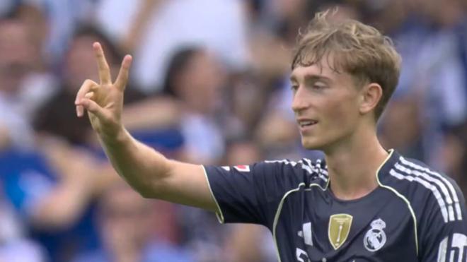Dean Huijsen protestando su expulsión contra la Real Sociedad (Fuente: Movistar)