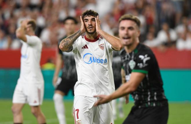 Isaac Romero lamenta uno de sus goles anulados (Foto: Kiko Hurtado).