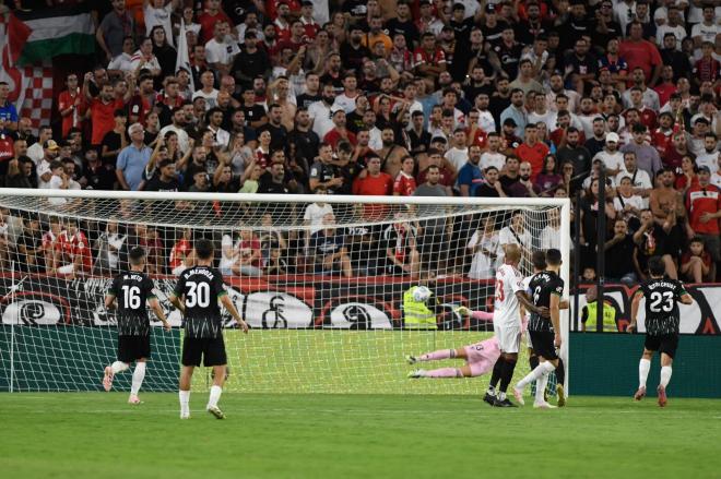 Nyland no puede parar el gol de Rafa Mir en el Sevilla-Elche (Foto: Kiko Hurtado).