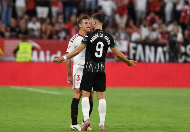 Azpilicueta y André Silva se enfrentan en el Sevilla-Elche (Foto: Kiko Hurtado).