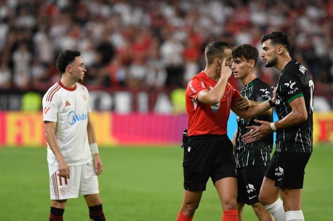 Alberola Rojas pide cabeza a Rafa Mir (Foto: Kiko Hurtado).