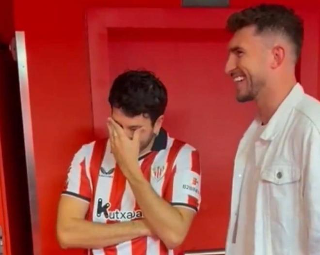 Sebastián Yatra y Laporte conversan en San Mamés. (Foto: Athletic Club)