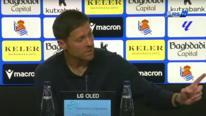 Xabi Alonso dando el turno de palabras a periodistas vascos (Fuente: RSTV)