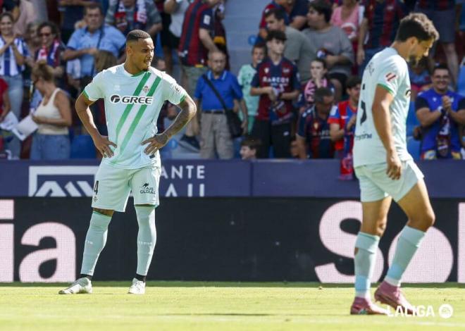 Natan se lamenta tras un gol del Levante (Foto: LALIGA).