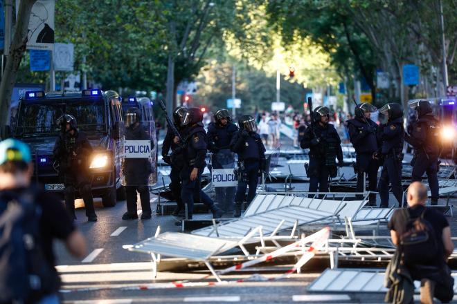 Destrozos de los manifestantes en La Vuelta (Foto: EFE).