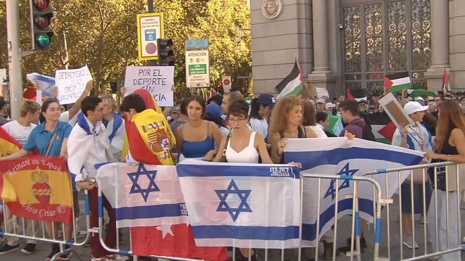 Manifestantes proisralíes y manifestantes propalestinos en la última etapa de La Vuelta