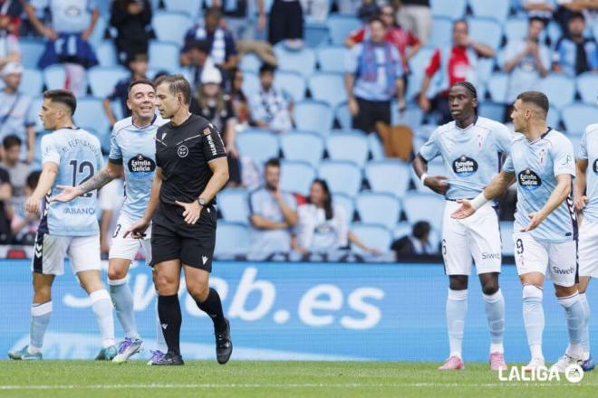 Aspas protesta el gol de Vanat (Foto: LaLiga).