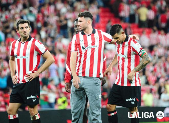 Aymeric Laporte junto a sus compañeros en San Mamés. (Foto: LALIGA)