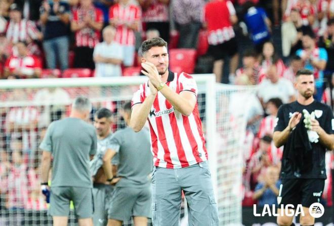 Aymeric Laporte junto a sus compañeros en San Mamés. (Foto: LALIGA)