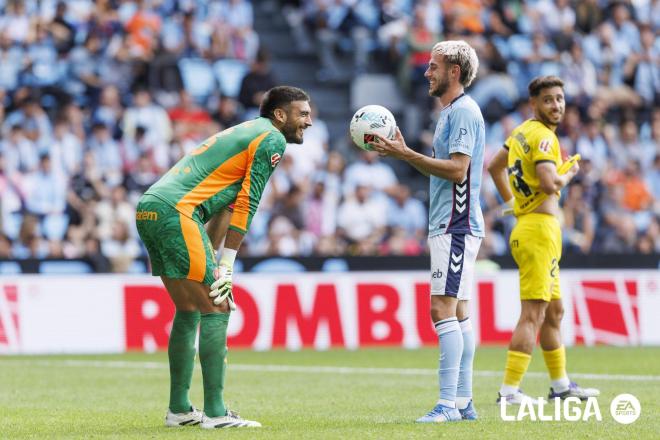 Óscar Mingueza trata de engañar a Gazzaniga. (Foto: LALIGA)