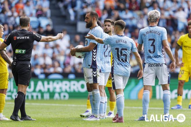 Borja Iglesias se prepara para el lanzamiento. (Foto: LALIGA)